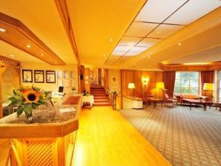 Vital Resort Muehl 巴特劳特堡 外观 照片 The lobby of the hotel